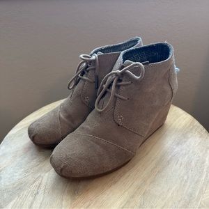 Tom’s Wedge Ankle Boot in Grey Suede | Size 7.5